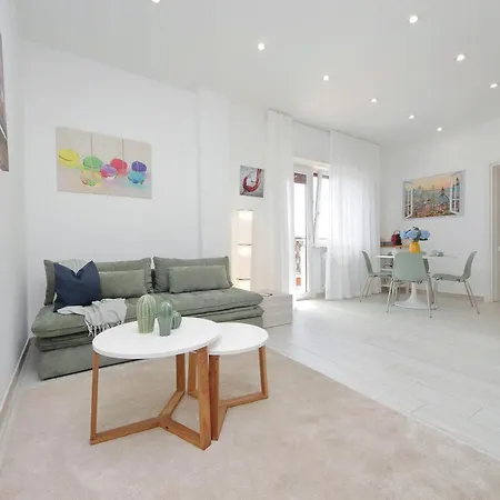 Attico Soleggiato Con Terrazza A Apartament